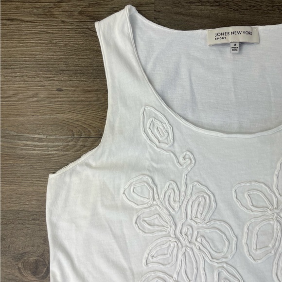 Jones New York Women’s White Floral Rosette Tank Top, size Medium - Picture 3 of 8